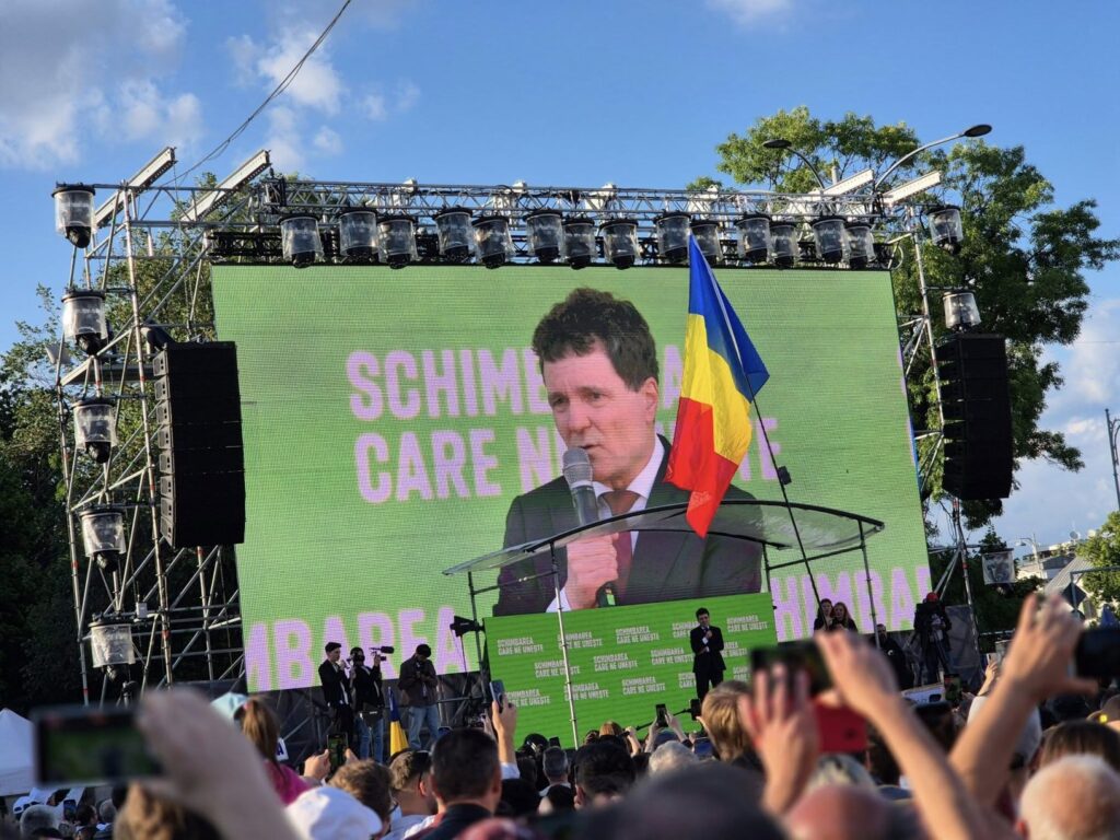 Miting pentru susținerea lui Nicușor Dan în Piața Victoriei