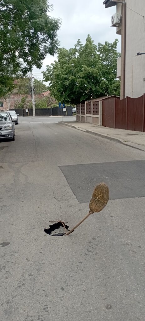 Atenţie! Groapă cu mătură pe strada Renaşterii