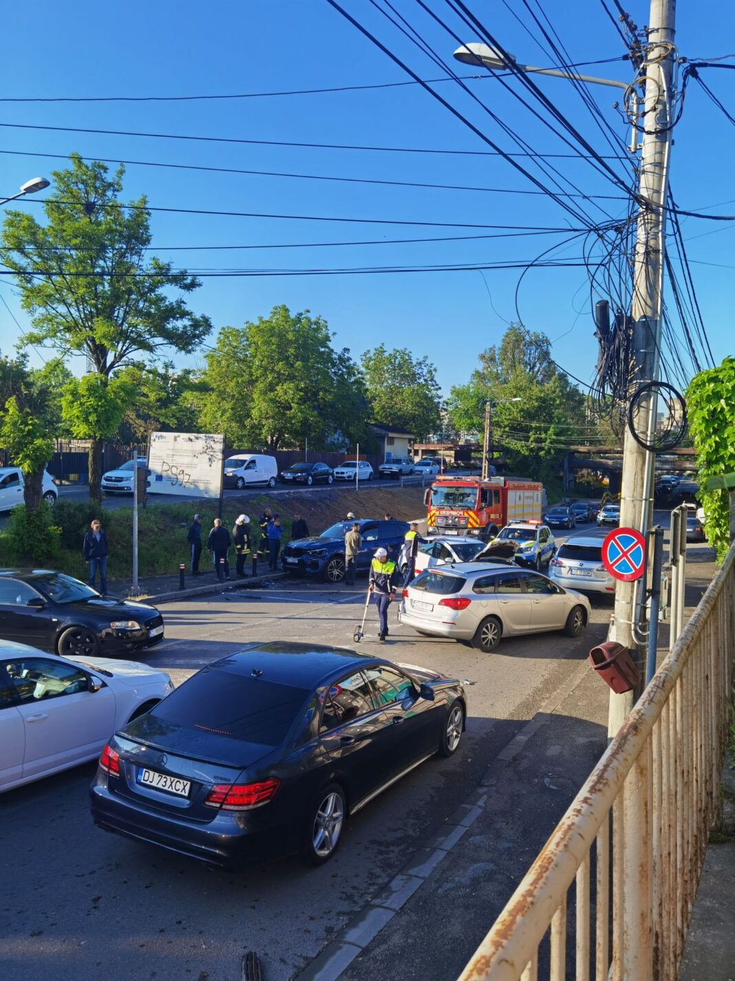 Două persoane au ajuns la spital în urma accidentului rutier (FOTO: Infotrafic Craiova și Dolj)