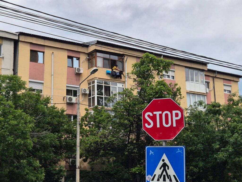Atenție, Craiova! Poliția Locală Monitorizează Uscarea Rufelor la Balcon