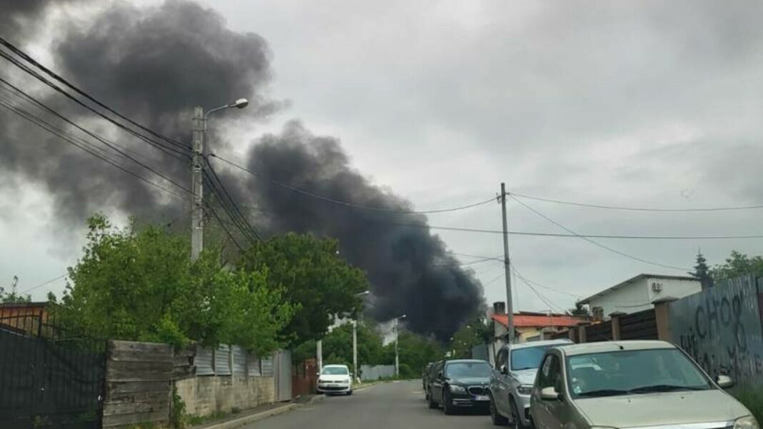 Incendiu de proporții la un depozit din Capitală
