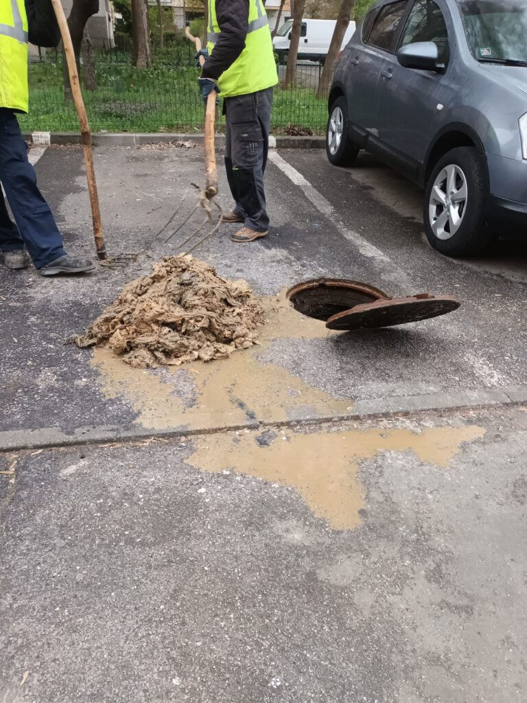 Şerveţelele umede, duşmanul canalizării. Atenţie ce aruncaţi în WC!