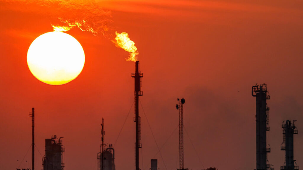 Scădere a prețului petrolului după creșterea producției OPEC+: Temeri legate de supraofertă și războiul comercial SUA