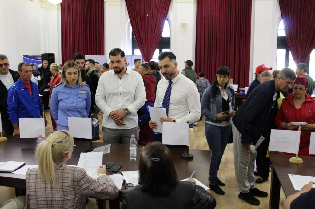Deținuți de la Penitenciarul Drobeta participă la bursa de locuri de muncă a AJOFM Mehedinți