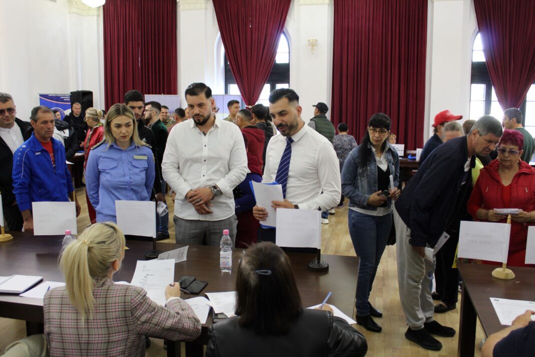 AJOFM 5 Deținuți de la Penitenciarul Drobeta Turnu Severin, prezenți la Bursa Locurilor de Muncă organizată de AJOFM Mehedinți