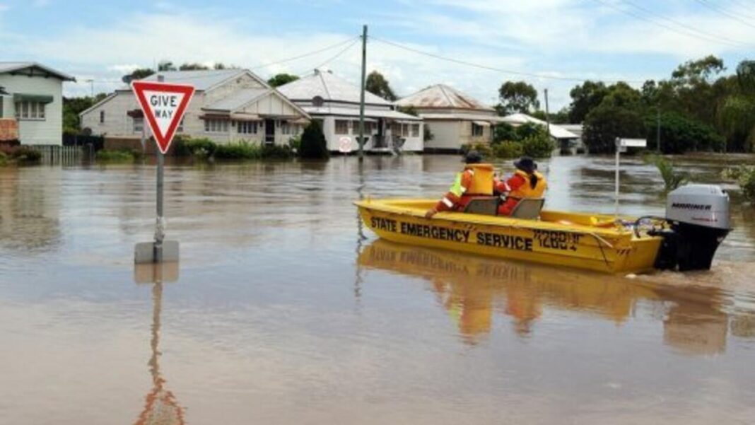 Locuitorii se refugiază pe acoperișuri
