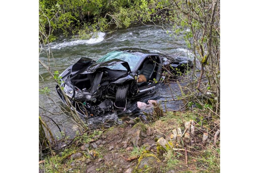 (VIDEO) Un cuplu britanic a murit după ce a căzut cu un Ferrari într-un râu din Spania