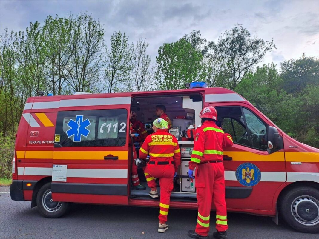 Trei persoane, găsite inconștiente într-un bazin cu apă