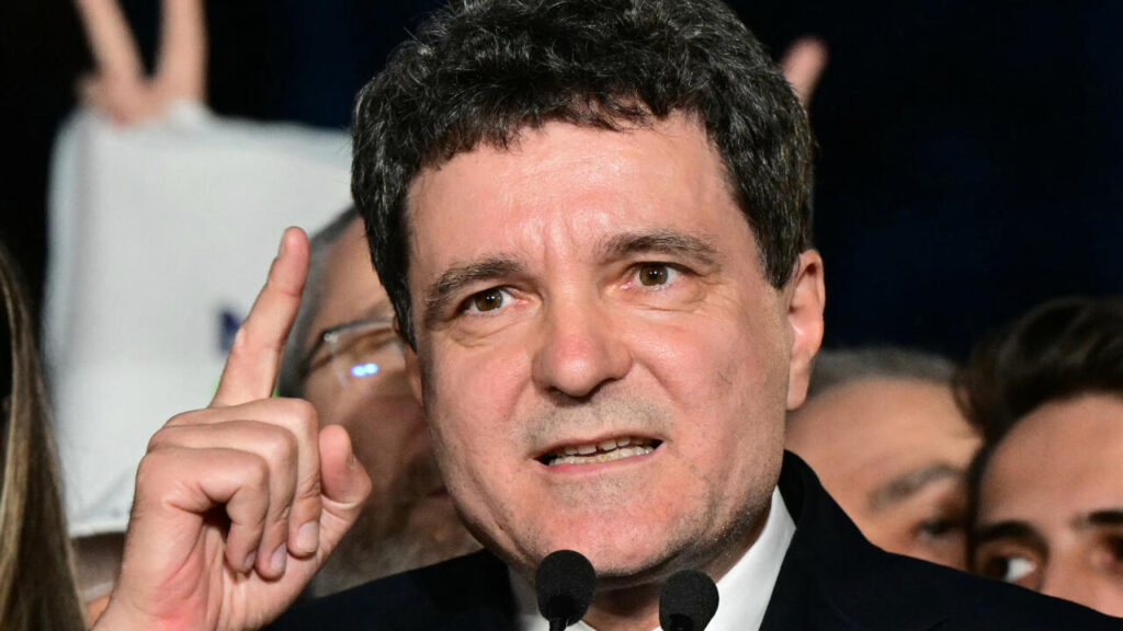 Candidatul român la președinția Nicușor Dan vorbește cu susținătorii după ce rezultatele exit poll au fost anunțate la București, pe 18 mai 2025 (AFP - Daniel Mihăilescu)