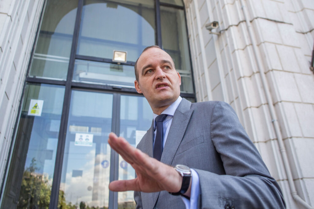 Fostul deputat Dan Vîlceanu, trimis în judecată după ce l-a bătut pe Florin Roman în Parlament