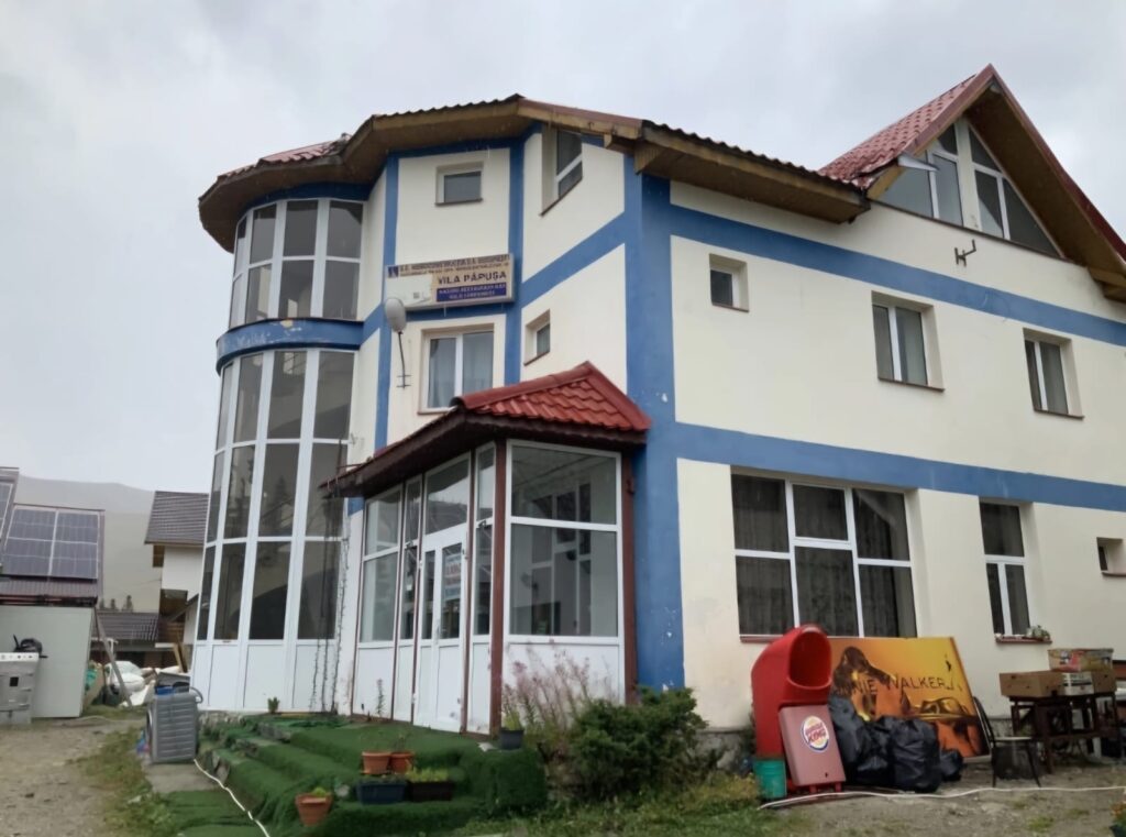 Hidroconstrucția își vinde vila cu 18 camere din Rânca