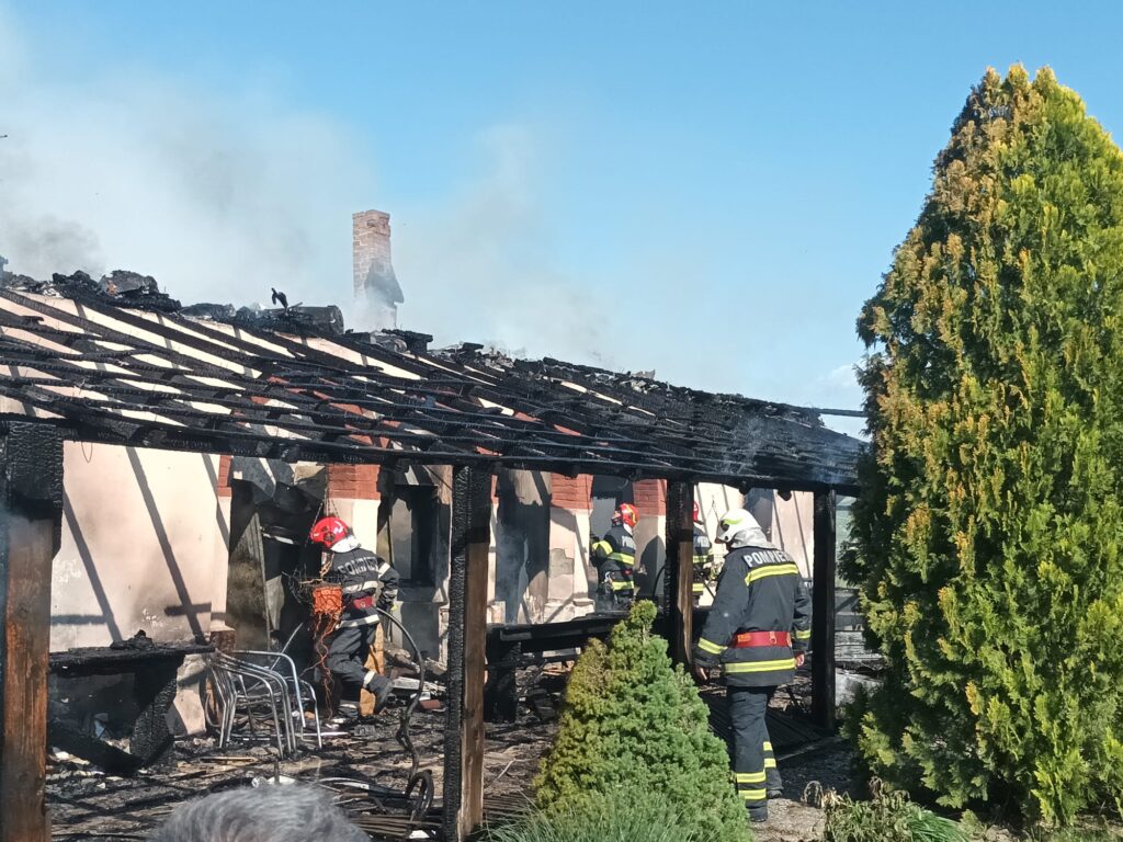 (VIDEO) Olt: Incendiu puternic într-o gospodărie din Pârșcoveni