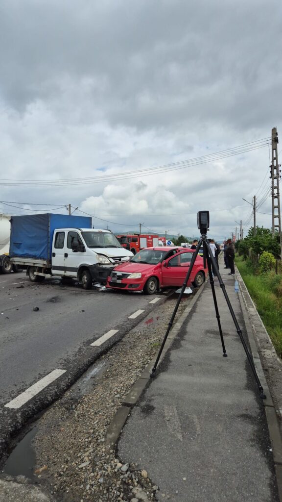 Vâlcea: Coliziune între un autoturism și o autoutilitară