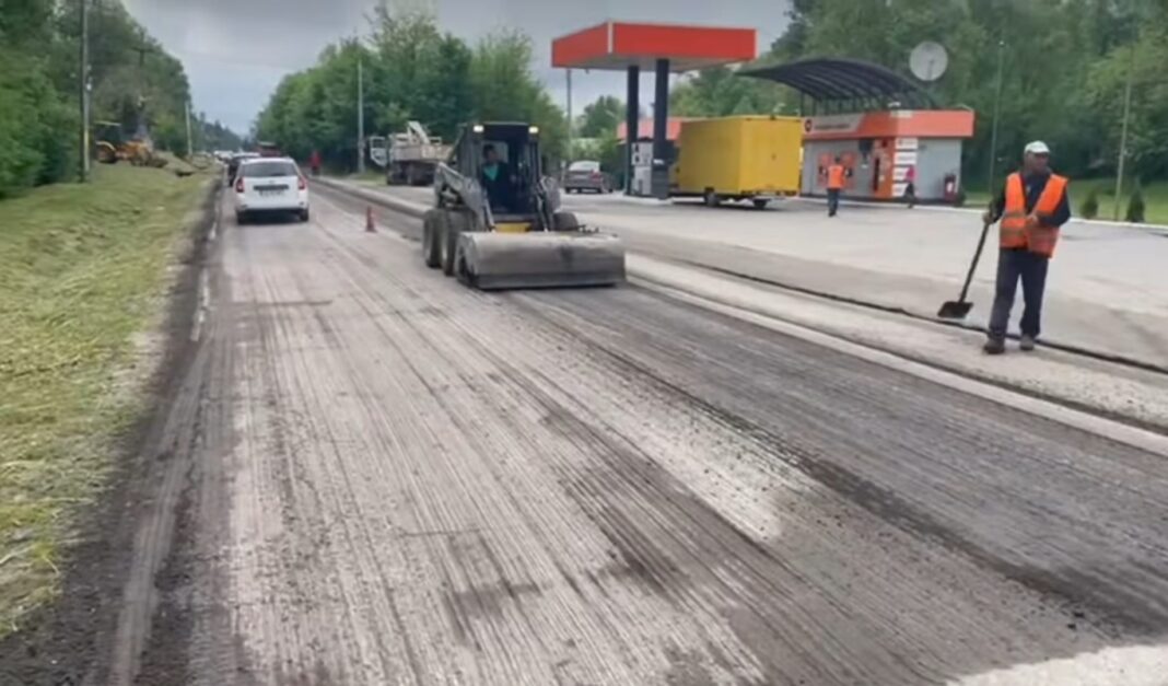 Gorj: Continuă lucrările de reparații asfaltice cu mixtură caldă pe DN 67 B, la Cărbunești