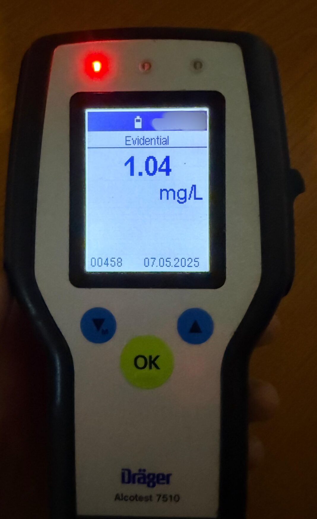 Întrucât emana halenă alcoolică, bărbatul a fost testat cu aparatul etilotest, rezultatul fiind 1,04 mg/l alcool pur în aerul expirat