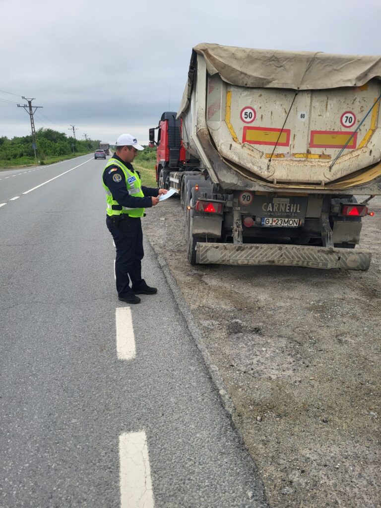 Acțiune de amploare pe șoselele din Gorj. Camioane, autobuze, microbuze, verificate de polițiști