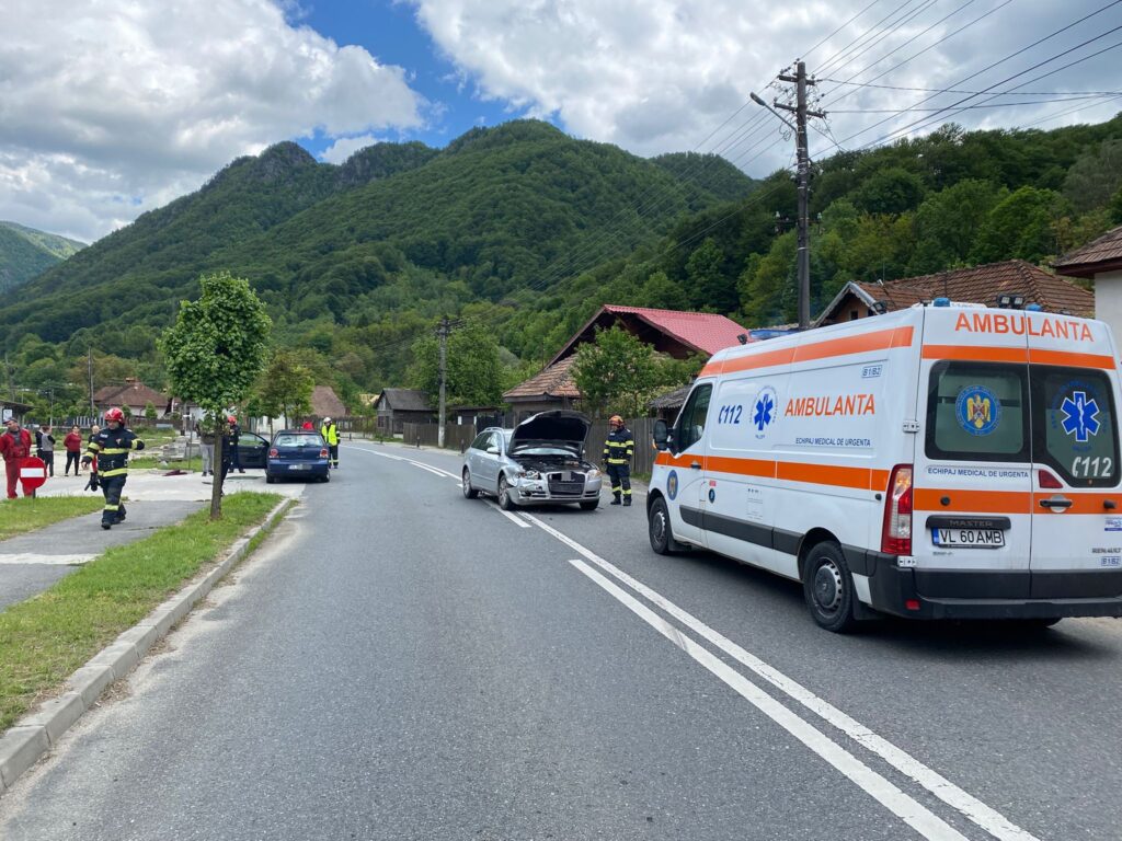 Vâlcea: Accident pe DN 7A. Patru persoane, rănite. Trei autoturisme, implicate