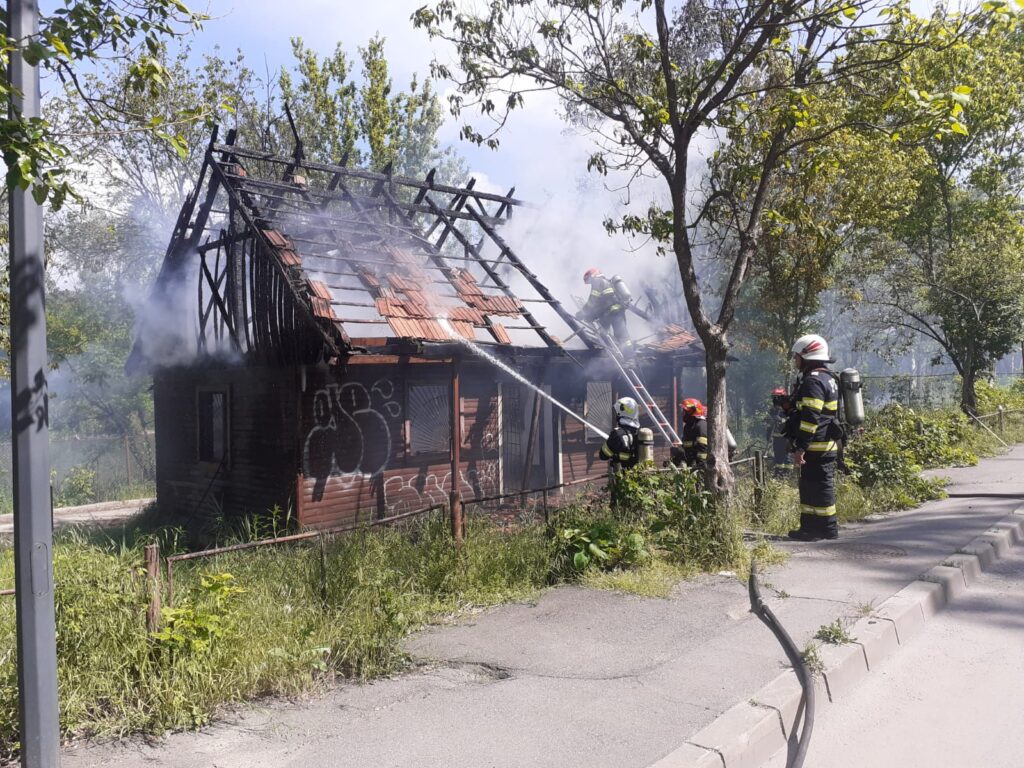 (VIDEO) Incendiu la o cabană din municipiul Râmnicu Vâlcea