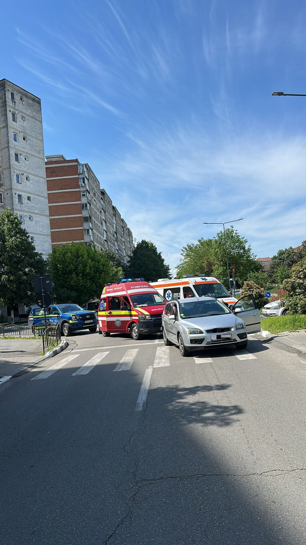 În urma impactului, pietonul a suferit leziuni și a fost transportat la spital pentru acordarea de îngrijiri medicale