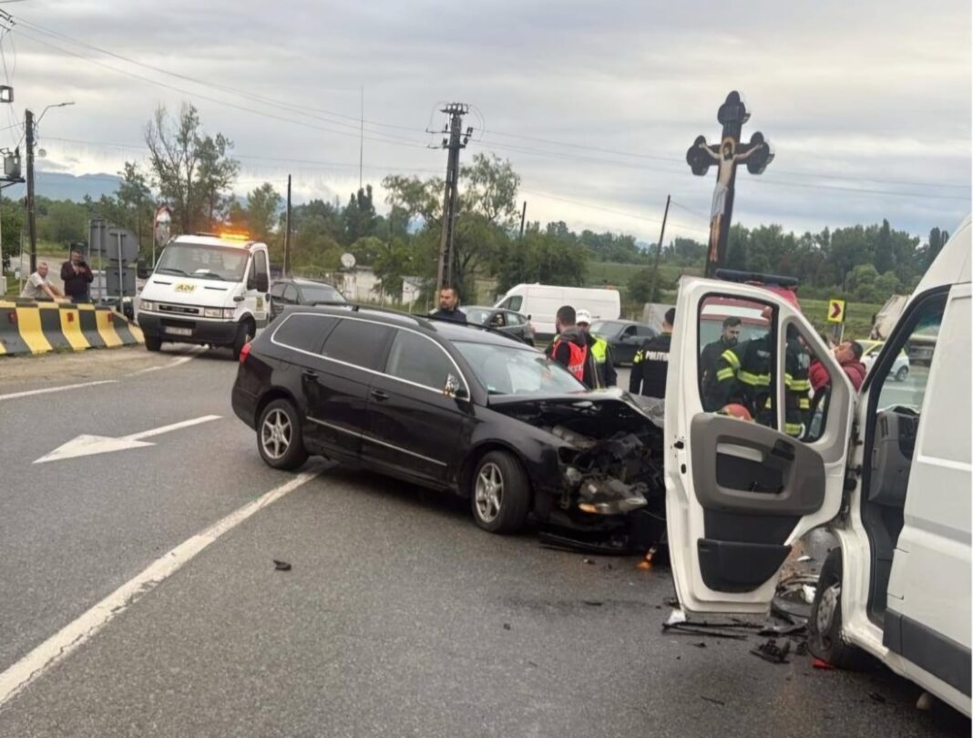 În urma impactului a rezultat rănirea unei pasagere din autoutilitară și a conducătorului autoturismului