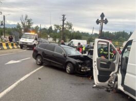 În urma impactului a rezultat rănirea unei pasagere din autoutilitară și a conducătorului autoturismului