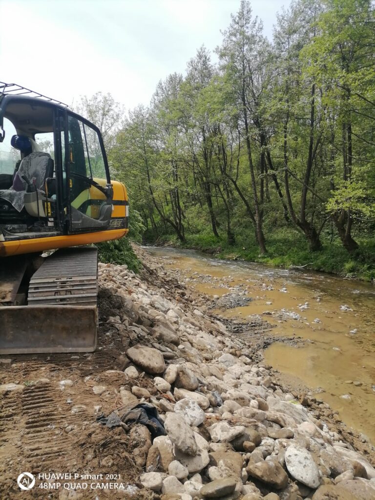 Lucrări de decolmatare finalizate pe râul Motru, în localitatea Cloșani