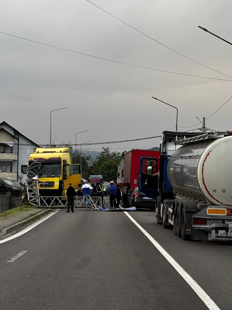 Vâlcea: Coliziune între două autoturisme și un ansamblu auto (TIR)