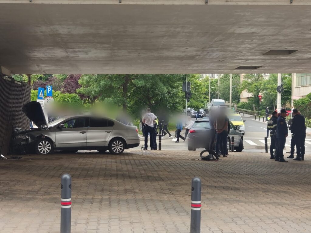 Accident rutier în Craiova. Două persoane, rănite