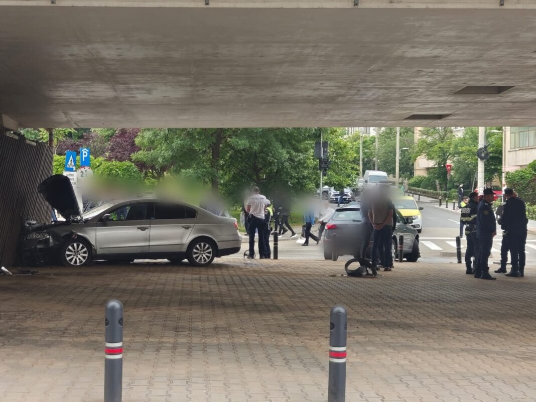 În urma coliziunii, un autoturism condus de un tânăr a fost proiectat într-un stâlp de susținere al pasajului suprateran