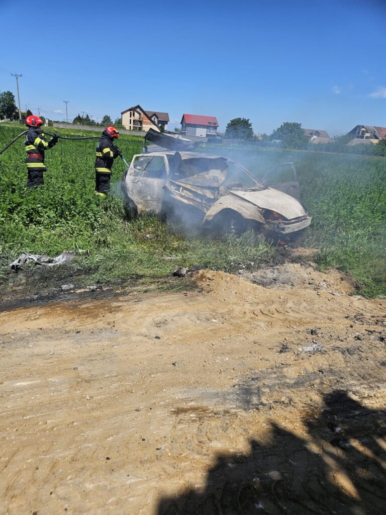 (VIDEO) Mehedinți: Autoturism mistuit de flăcări