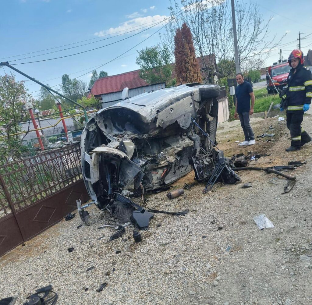 Gorj: Un șofer a ajuns la spital cu multiple leziuni după ce a intrat cu mașina într-un cap de pod
