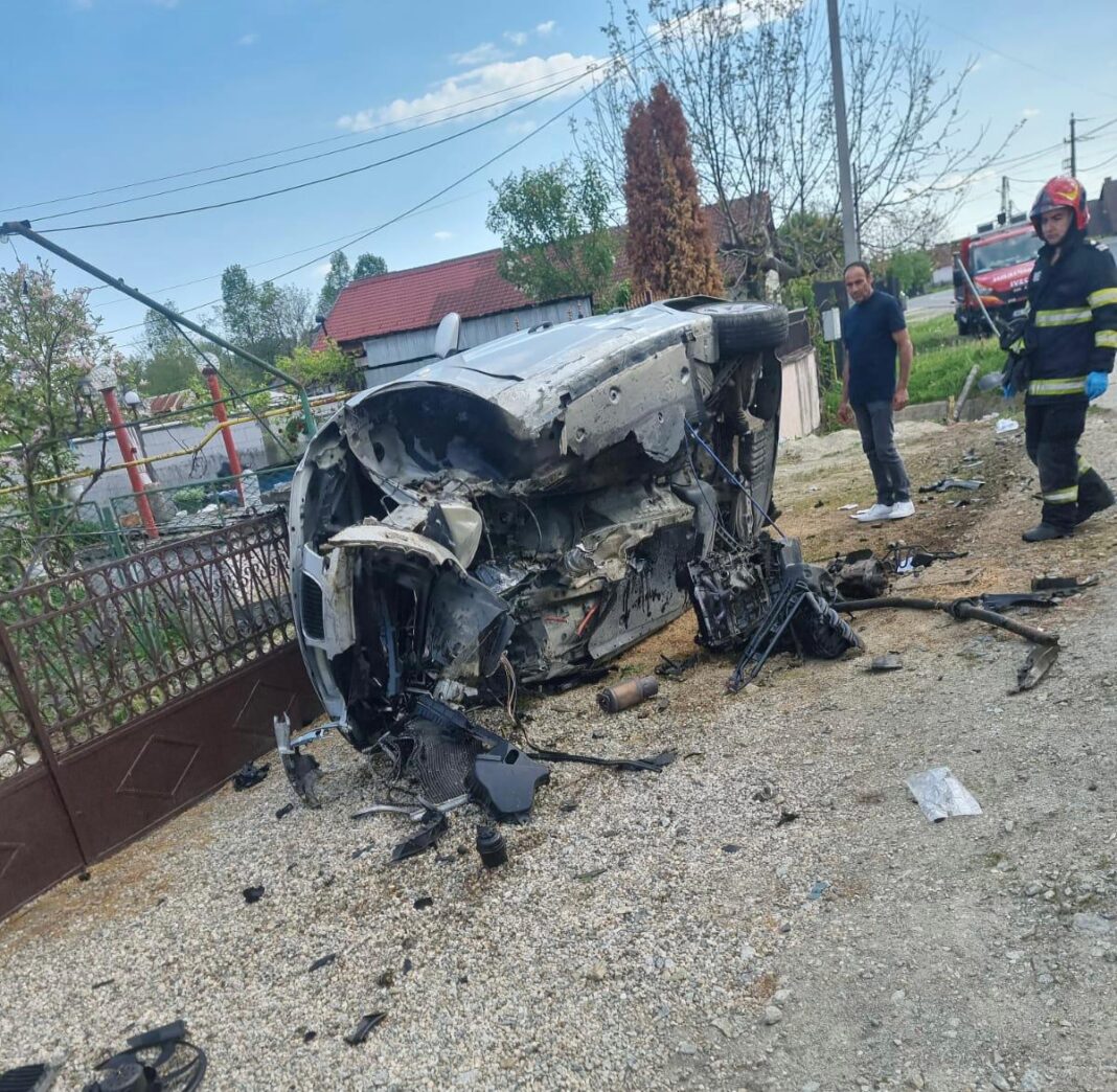 Gorj: Un șofer a ajuns la spital cu multiple leziuni după ce a intrat cu mașina într-un cap de pod