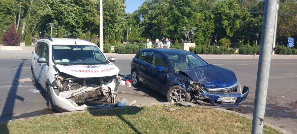 Opt răniți după ce o șoferiță a trecut pe roșu și s-a ciocnit cu o ambulanță privată
