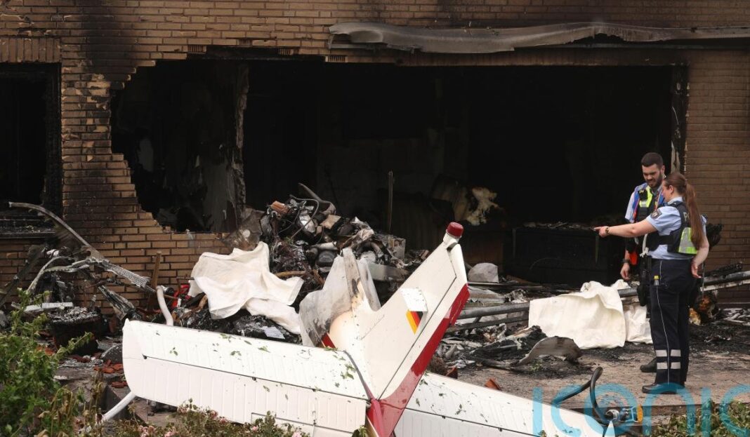 Doi oameni au murit după ce un avion ușor a căzut pe o casă, care a luat foc, în Germania