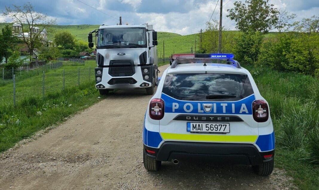 O femeie şi fiul ei de trei ani au murit după ce au căzut din căruţă şi au fost călcaţi de un camion