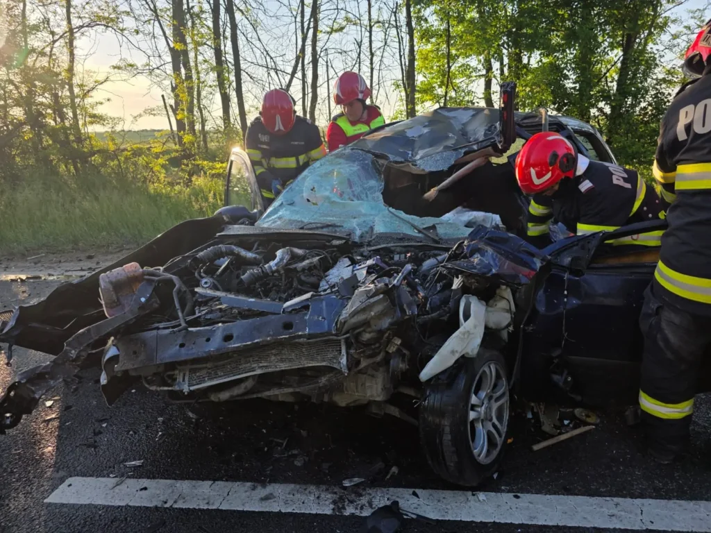 Un mort şi un rănit într-un accident cu trei maşini