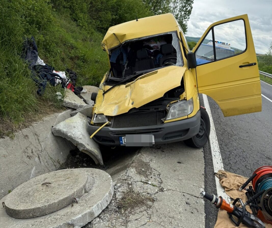 Doi răniți după ce o autoutilitară a ajuns într-un șanț