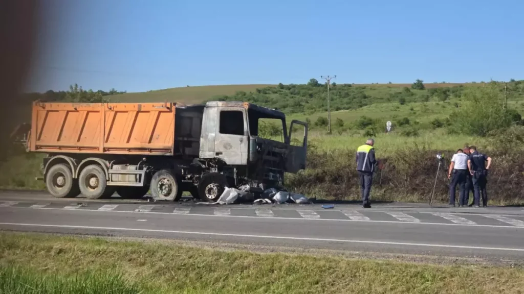 O femeie și-a pierdut viața după ce motocicleta sa a fost lovită de o basculantă