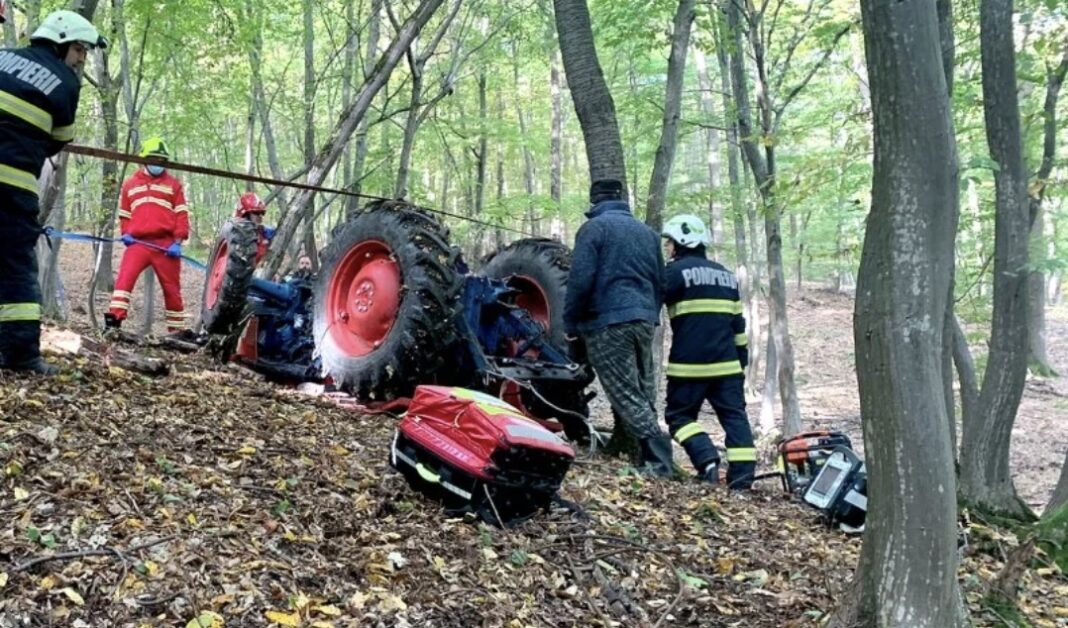 Un bărbat a murit prins sub un tractor, în timp ce lucra în pădure