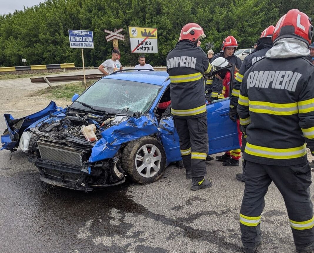 Șoferiță grav rănită după ce maşina ei a fost lovită de tren
