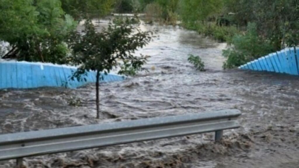 În ultimele 24 de ore, aproximativ 400 de persoane au fost evacuate preventiv din calea apelor