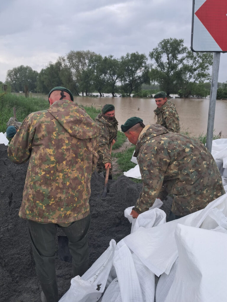  Militarii români sprijină victimele inundațiilor din Covasna