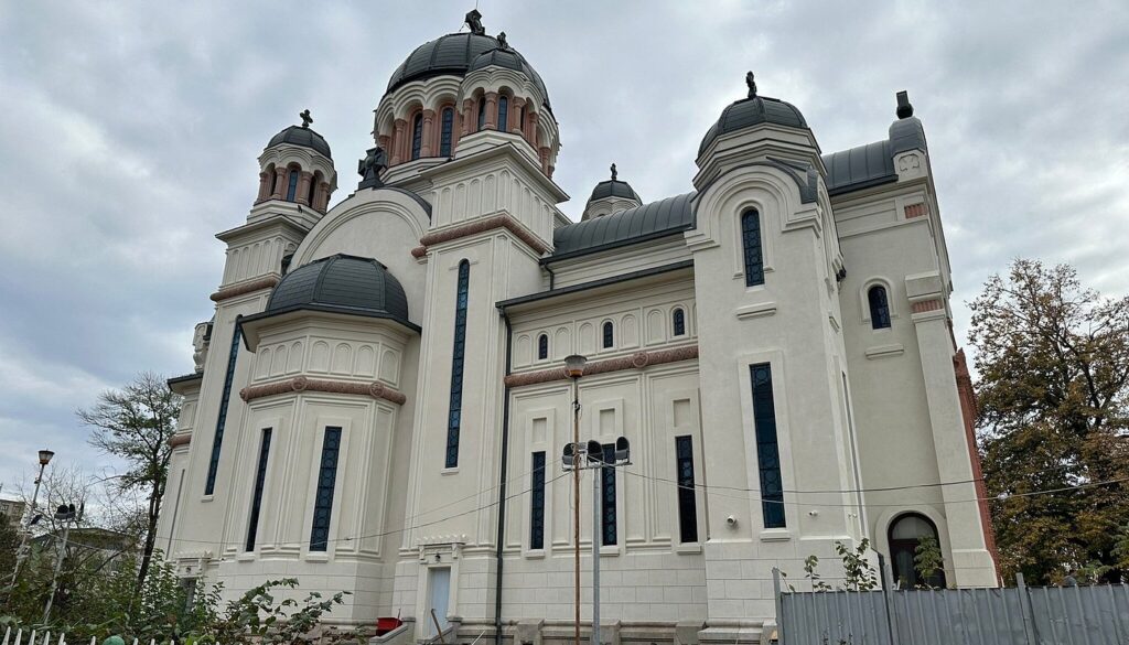 Se demolează gardul bisericii Madona Dudu.Parohia aplică pilda biblică:”fără ziduri, fără zăvoare și fără porți”