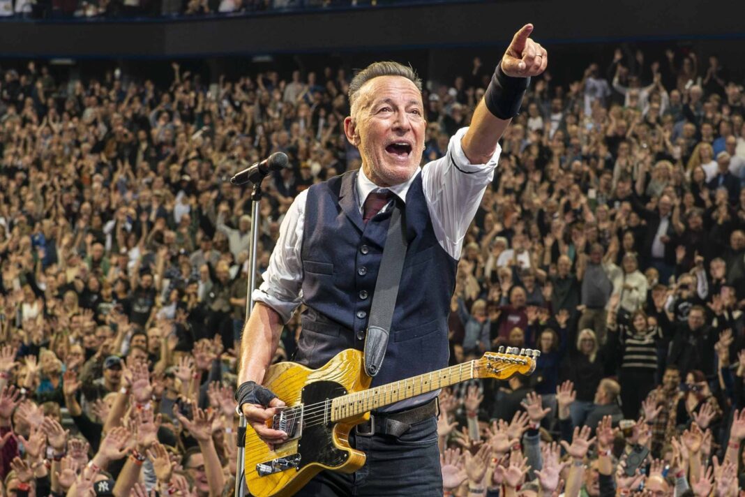 Bruce Springsteen critică administraţia Trump, spunând că este „coruptă, incompetentă şi trădătoare“