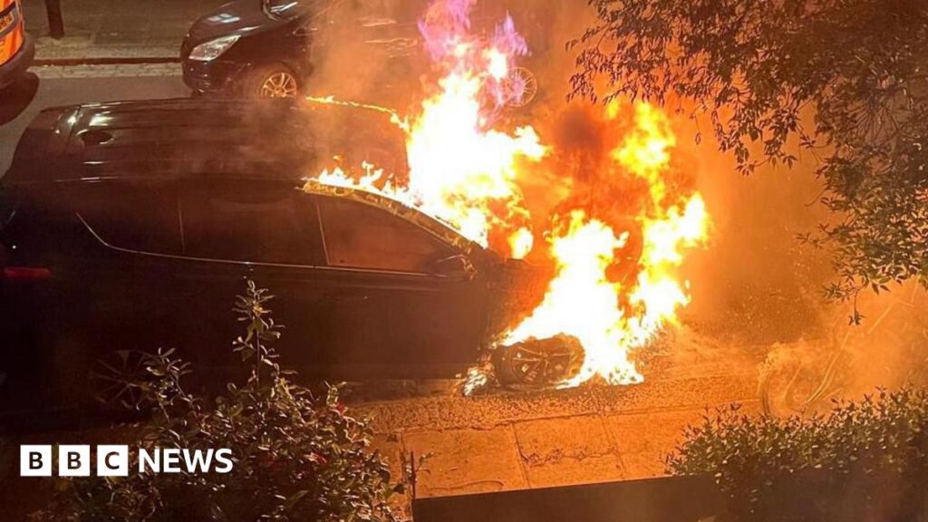 (VIDEO) Un tânăr de 21 de ani, acuzat de incendierea unor proprietăși ale premierului Starmer