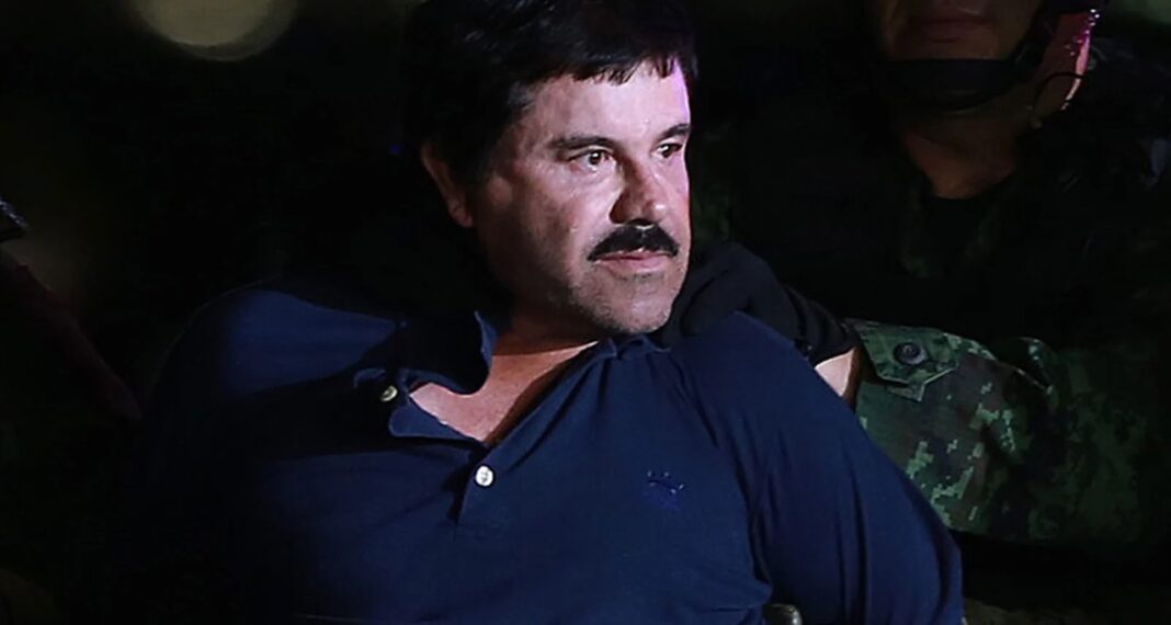 Șeful cartelului Joaquin Guzman este escortat de forțele de securitate mexicane într-un hangar al Marinei din Mexico City, Mexic, pe 8 ianuarie 2016 (Susana Gonzalez/Bloomberg/Getty Images)