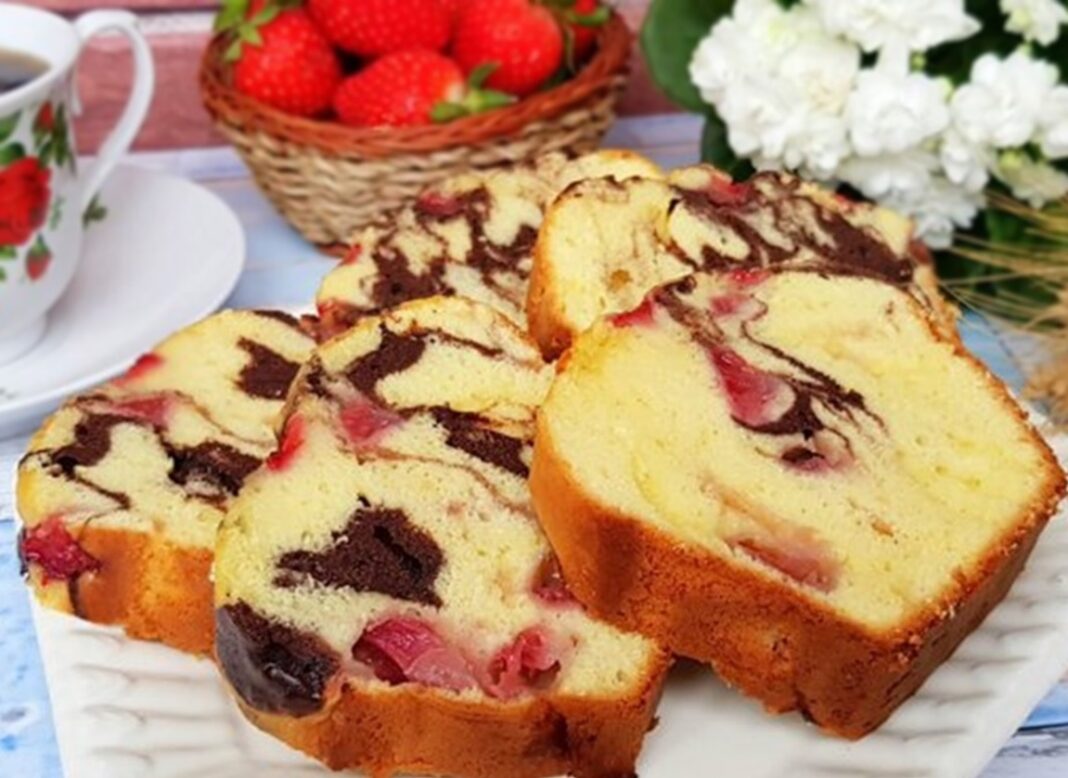 Chec bicolor cu sana și căpșuni