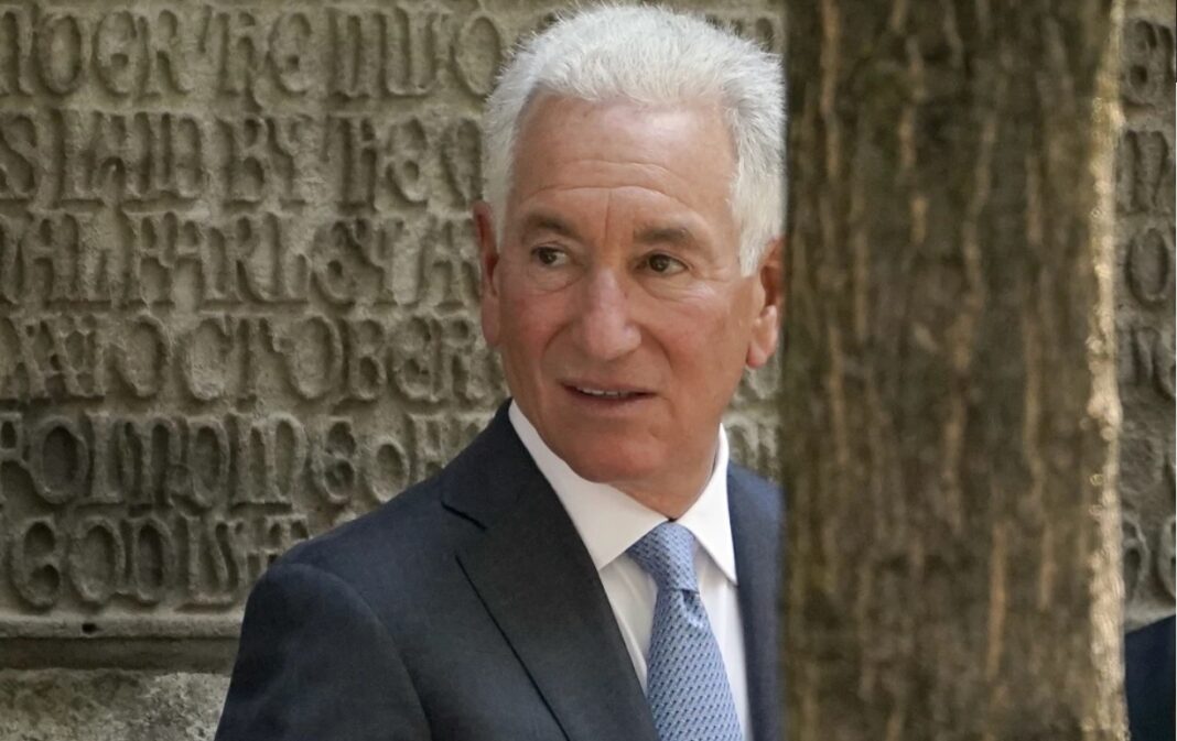 Charles Kushner sosește la înmormântarea Ivanei Trump, 20 iulie 2022, la New York. (AP Photo/John Minchillo, File)