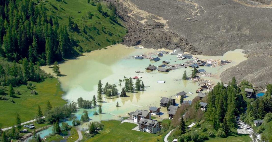 Locuitorii câtorva sate din Alpii elvețieni, pregătiți de evacuare după prăbușirea unui ghețar