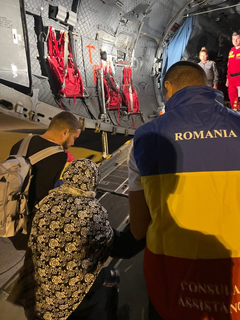 MAE: Nouă cetăţeni români şi membri ai familiei, evacuaţi din Fâşia Gaza